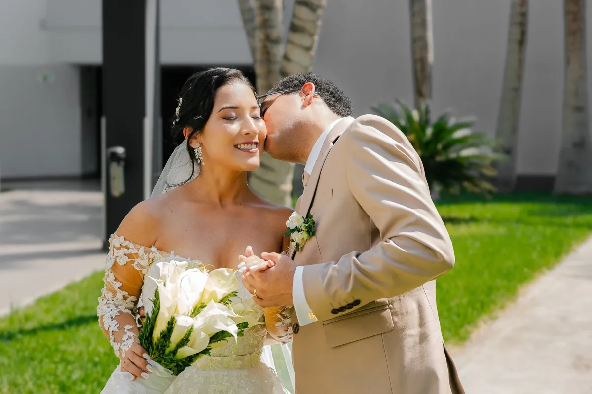 Novios en el jardín, boda en Piura