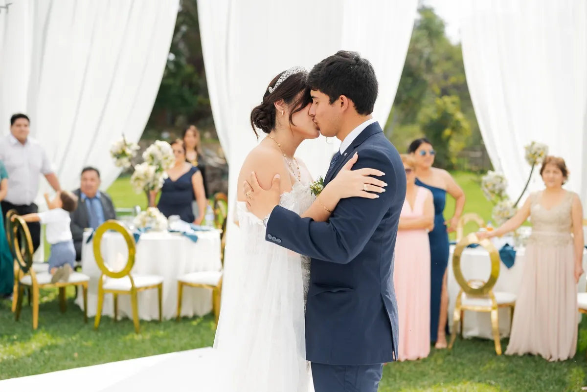 Beso de los novios, boda en Sullana